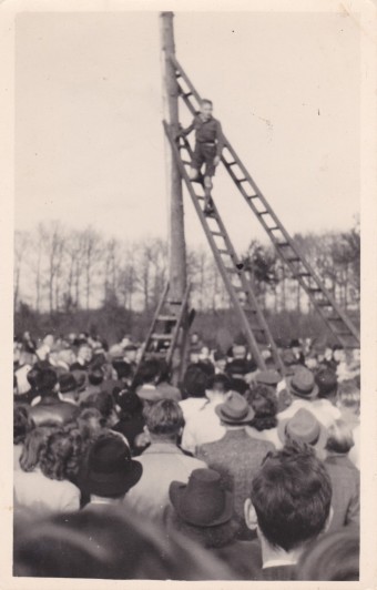 Veiling van de paasstaak in 1946, een onveranderde traditie in Denekamp.