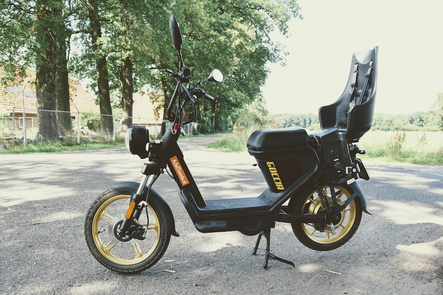 Gocchia_met_kinderzitje