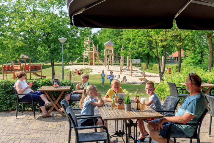 Recreatiepark_Kaps_horeca_terras_buiten_speeltuin_kinderen