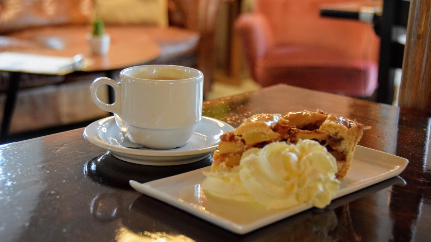 Koffie/thee en appelgebak met slagroom