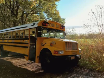 unieke-bedrijfsuitjes-schoolbus
